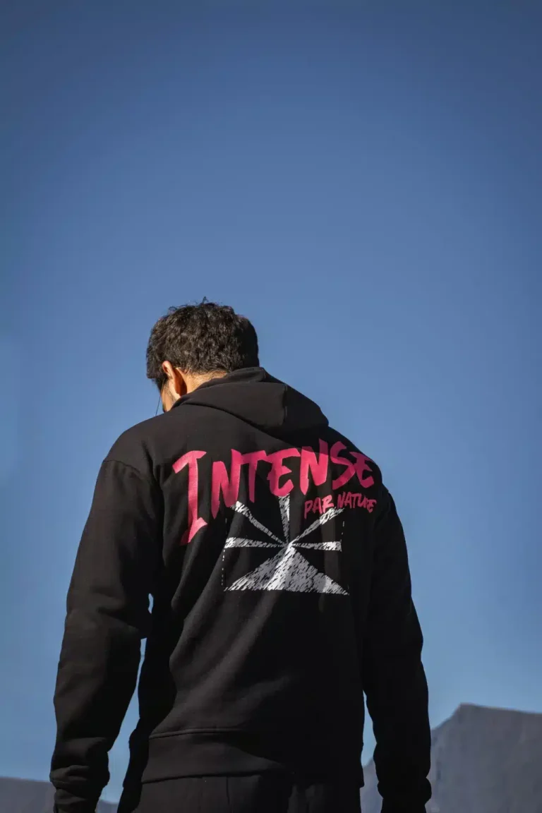 Hoodie Label noir – tee-shirt outdoor Réunion